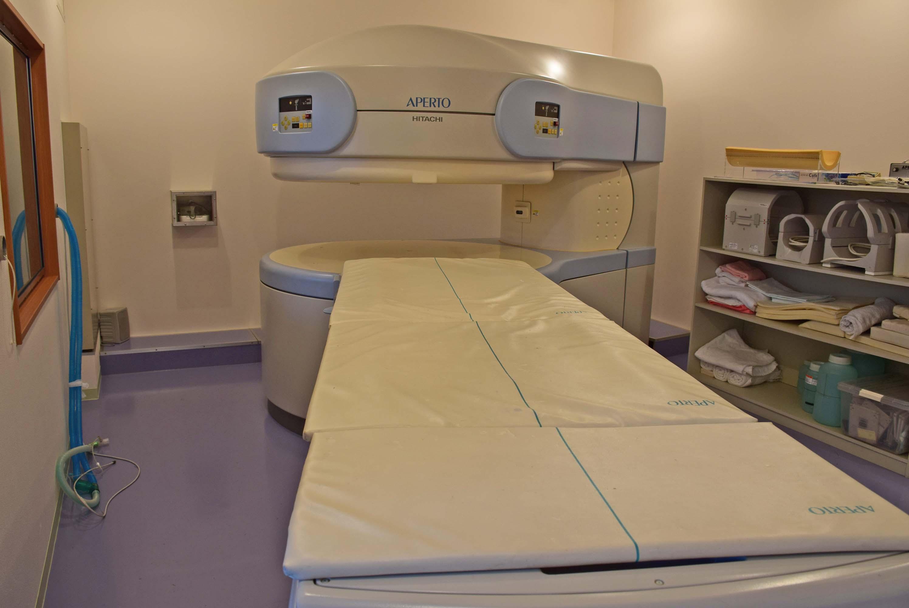 １階CT検査室の隣が放射線治療室、反対側がMRI検査室です。