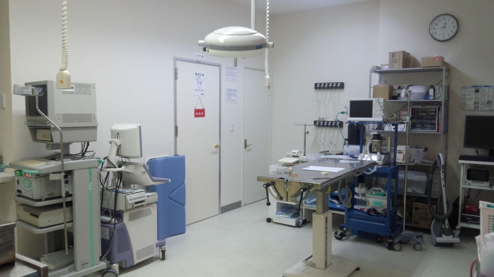 手術室です。内視鏡、アクロサージ(マイクロ波メス)、ソノキュア(超音波手術器)など最新の設備も揃っています