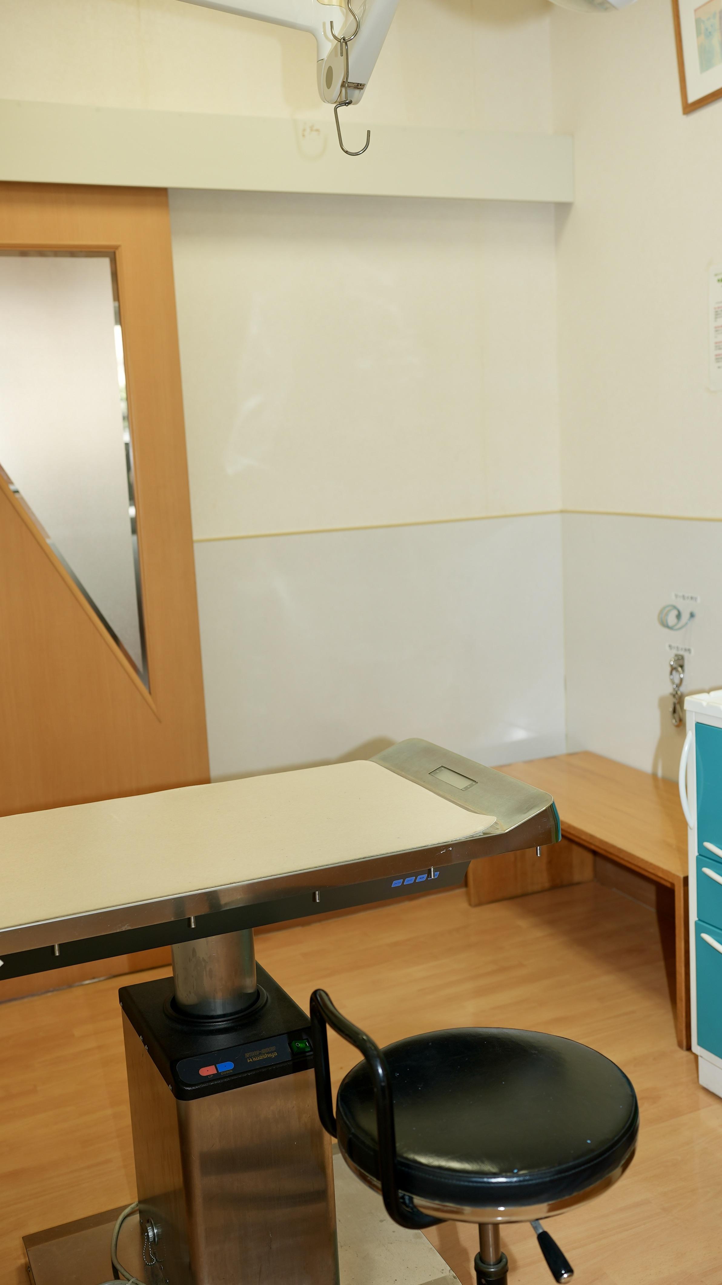 第2診察室。小型犬や猫はこちらの診察室を使用することもあります。各診察室毎に設置されている手洗い場が便利です。