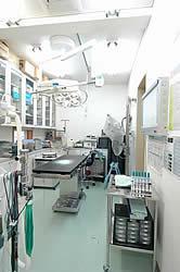 手術室は、内視鏡、手術用顕微鏡、レーザーなど完備しています。