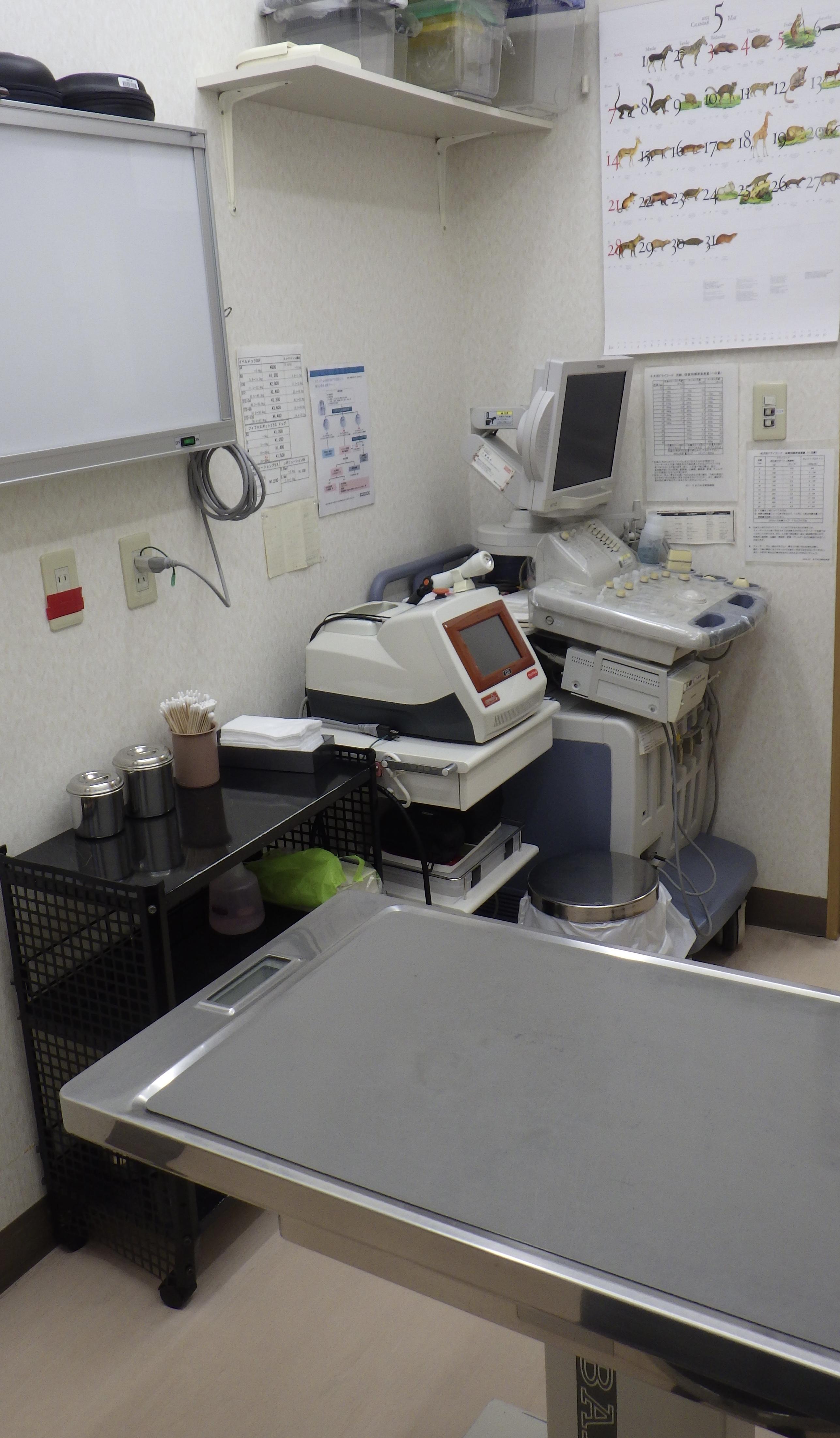 第2診察室　エコーとソフトレーザー装備。