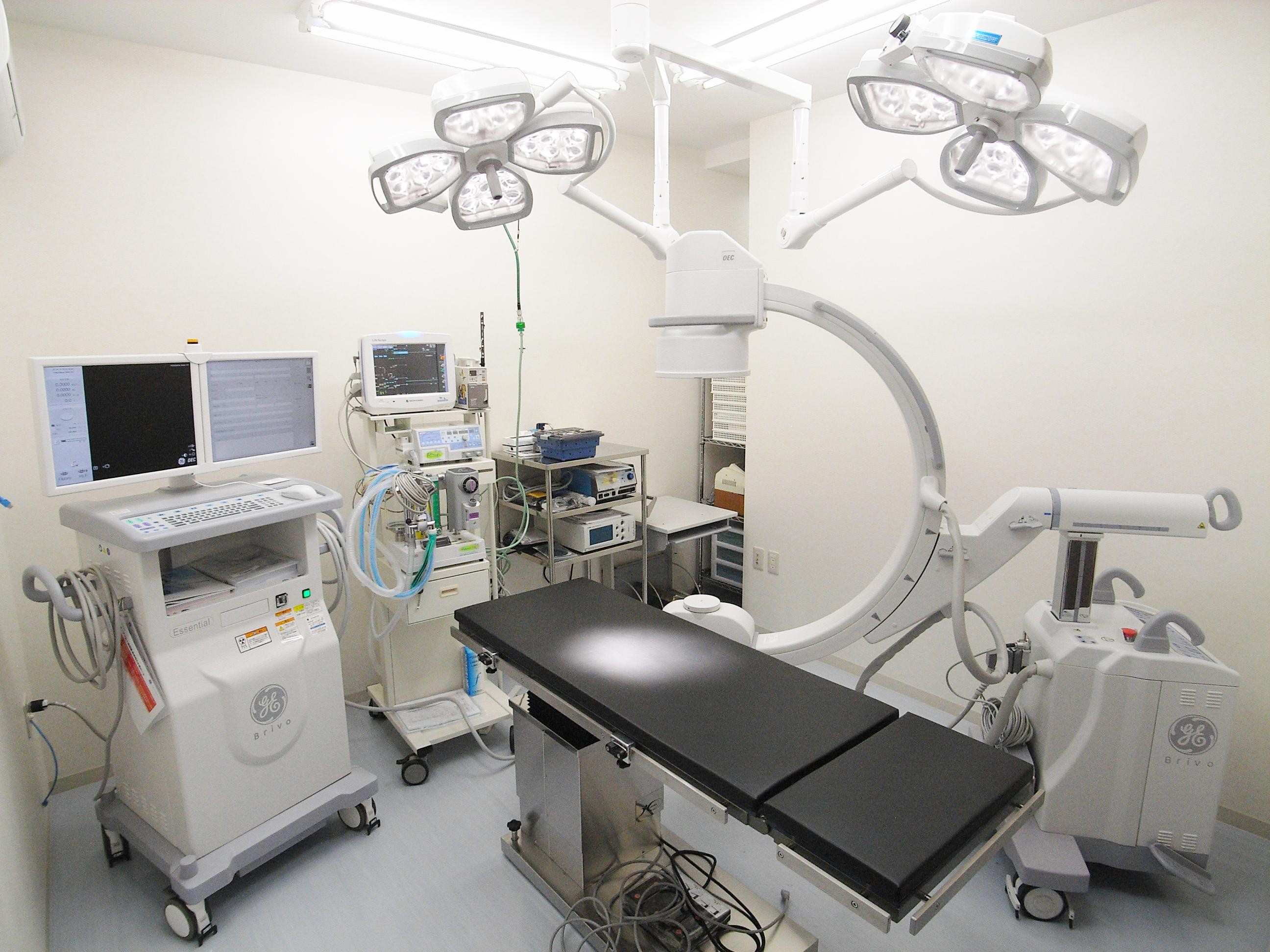 様々な機器をそろえた手術室です。